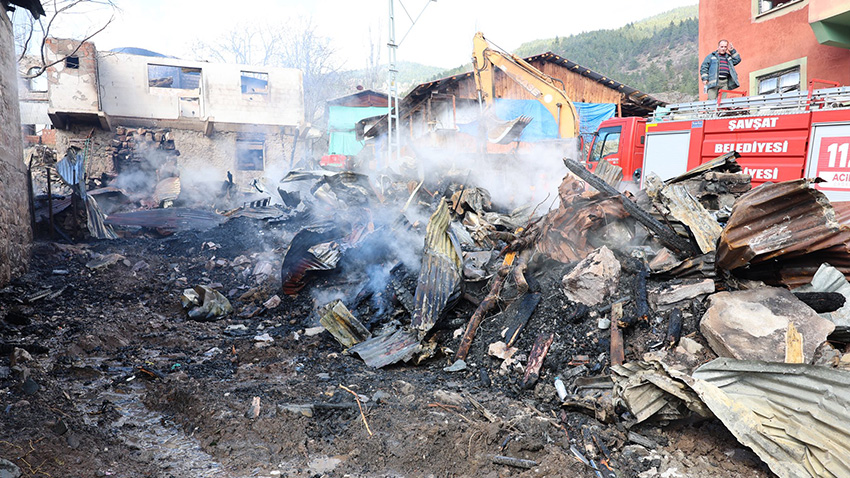Artvin Şavşat'ta çıkan yangın, 4 evi, camiyi ve lojmanı kullanılamaz