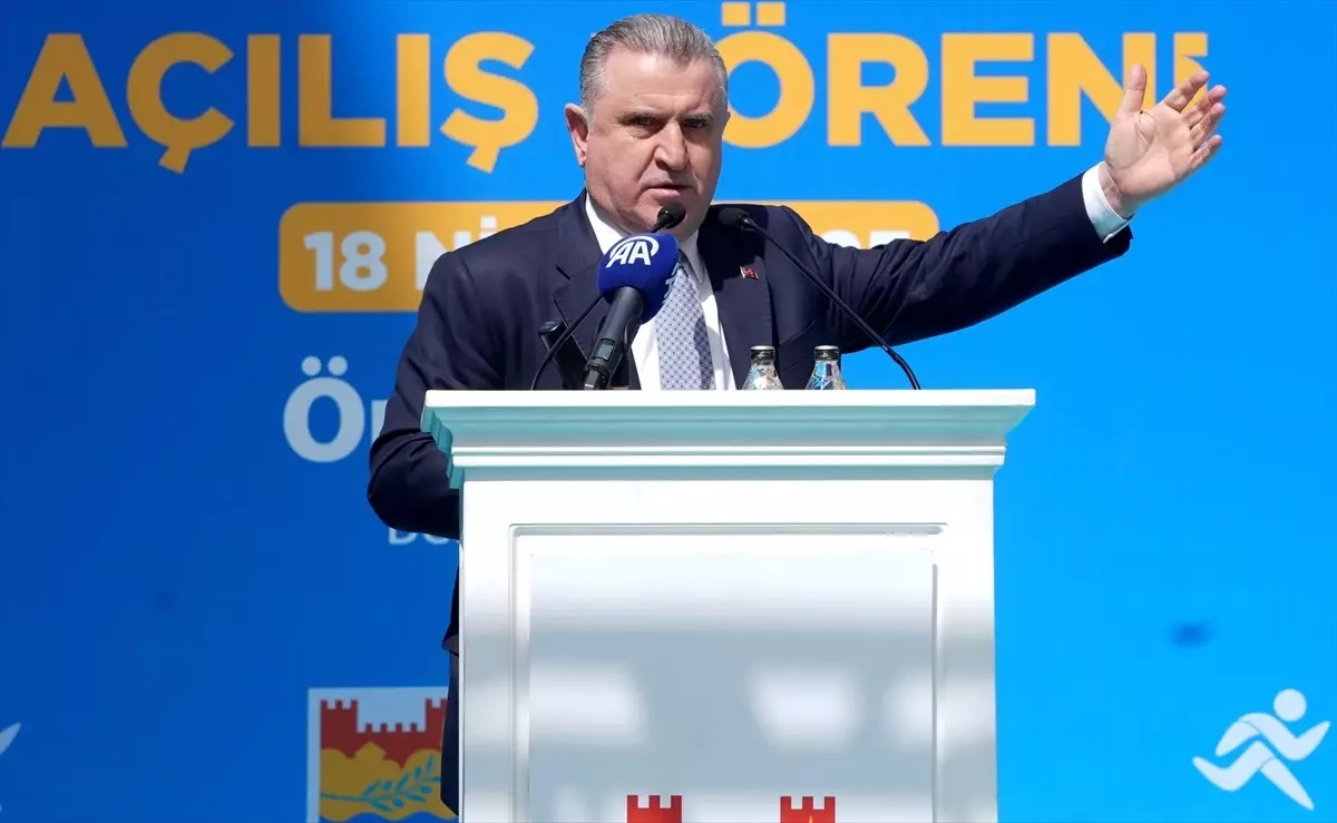 Gençlik ve Spor Bakanı Osman Aşkın Bak, Zeytinburnu'ndaki yeni spor