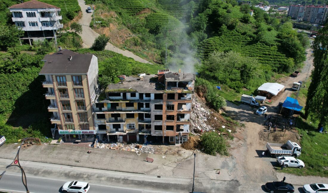 Çayeli Belediyesi, şehir genelinde yürüttüğü riskli yapıların ortadan kaldırılması çalışmalarına
