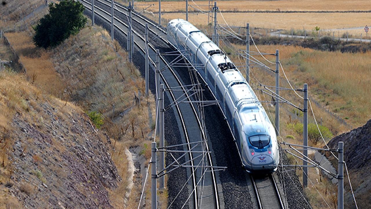 Uraloğlu, Çorum-Ankara kara yolu Koparan mevkisinde kurulan demir yolu şantiyesinde
