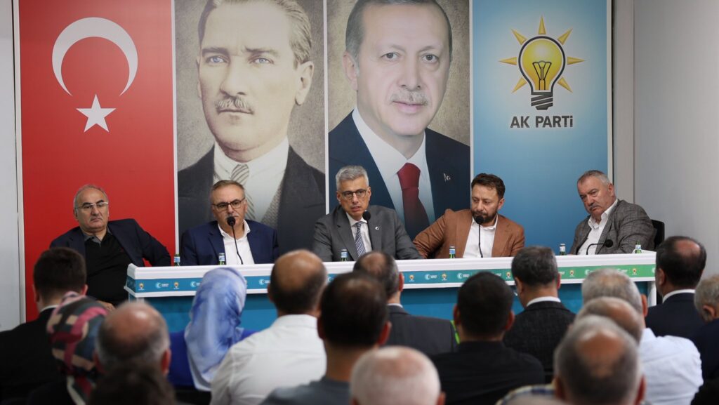 Sağlık Bakanı Prof. Dr. Kemal Memişoğlu, Rize’de AK Parti İl Başkanlığı’nı ziyaret etti.