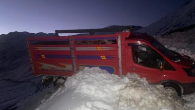 Rize’nin Çamlıhemşin ilçesi Trovit Yaylası yolunda çığ meydana geldi. Araçlarda