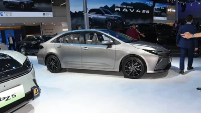 Yeni nesil Toyota Corolla, 21 Aralık'ta tanıtılıyor; 12,9 inçlik dev