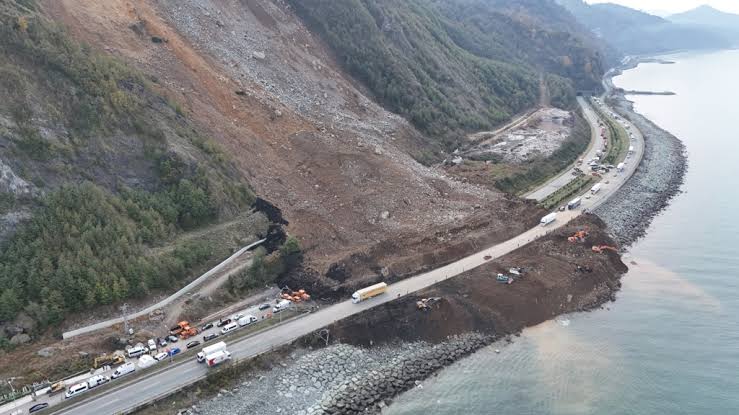 Karadeniz Sahil Yolu'nun Arhavi-Sarp kesiminde 500 tonu aşan dev kayaların