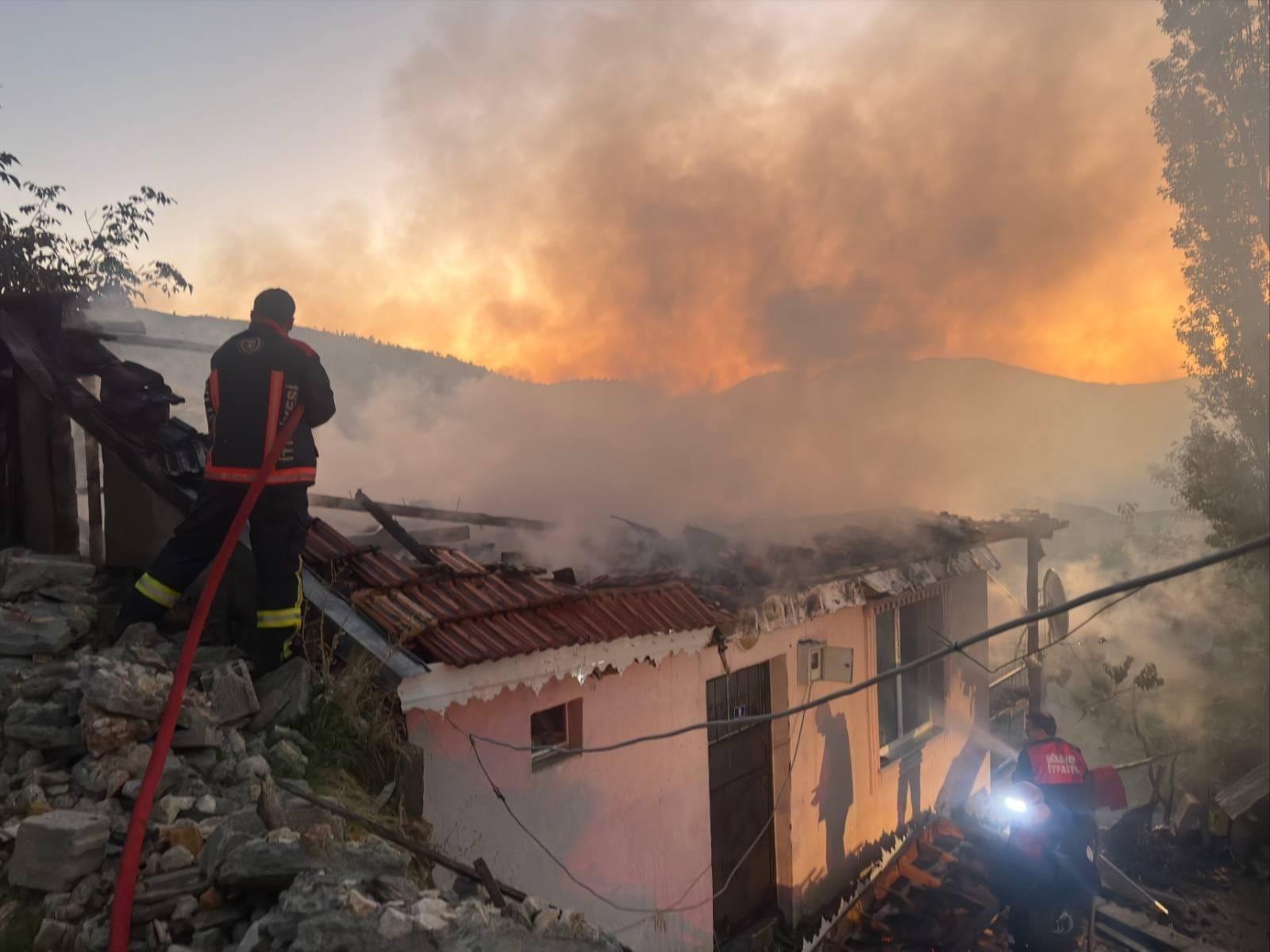 Adıyaman'ın Gölbaşı ilçesinde, husumetli olduğu akrabasının evini ve motosikletini ateşe