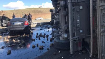Ağrı'nın Hamur-Tutak Kavşağı'nda pancar yüklü TIR ile otomobilin çarpışması sonucu