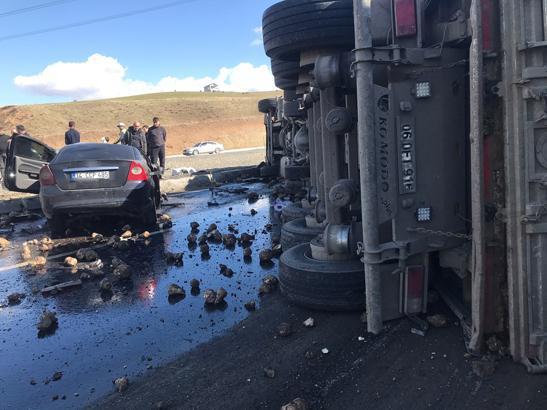 Ağrı'nın Hamur-Tutak Kavşağı'nda pancar yüklü TIR ile otomobilin çarpışması sonucu