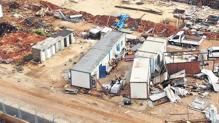 Antalya'nın Kepez ilçesinde meydana gelen hortum şantiyedeki konteynerleri ve kule