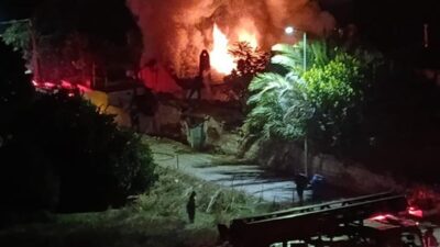 Aydın'ın Nazilli ilçesinde sobadan çıkan yangında bir ev küle dönerken,
