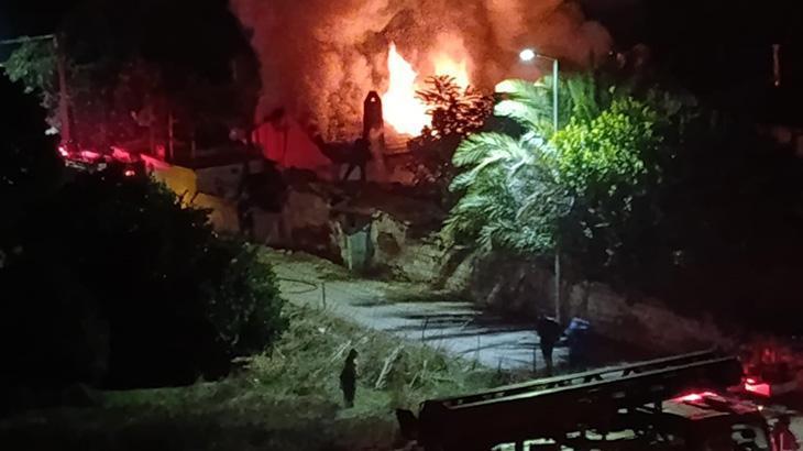 Aydın'ın Nazilli ilçesinde sobadan çıkan yangında bir ev küle dönerken,