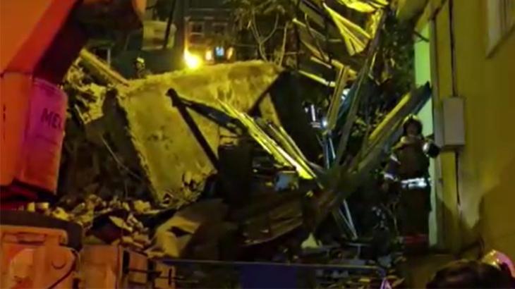 Beyoğlu'nda önceden boşaltılmış metruk bir bina henüz bilinmeyen nedenle çöktü.