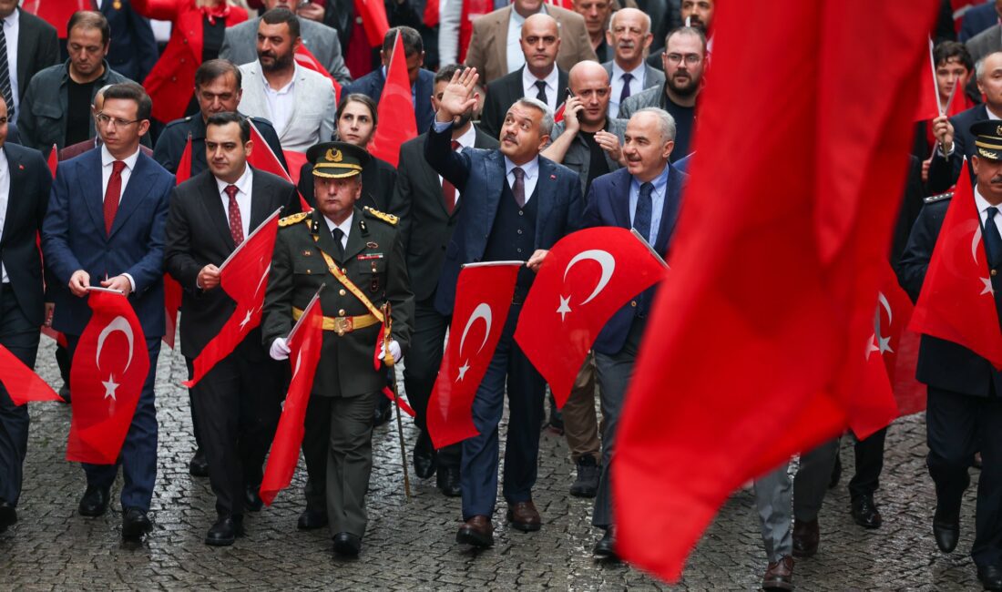 Rize'de Cumhuriyet Bayramı kutlamaları valilik önündeki resmi tören ve 100