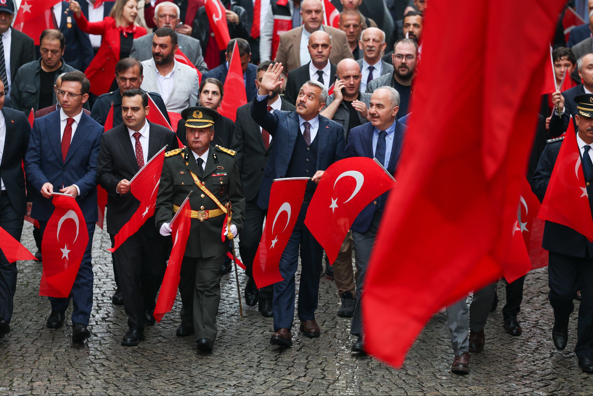 Rize'de Cumhuriyet Bayramı kutlamaları valilik önündeki resmi tören ve 100