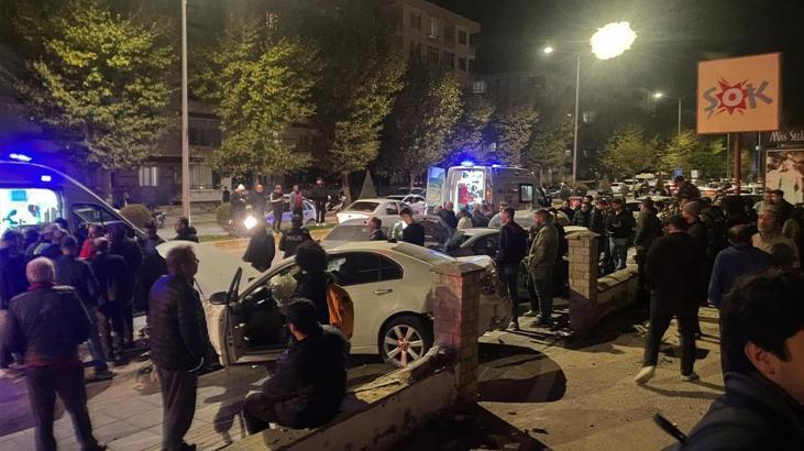 Çorum Eşref Hoca Caddesi'nde iki otomobilin çarpışması sonucu savrulan araçlar