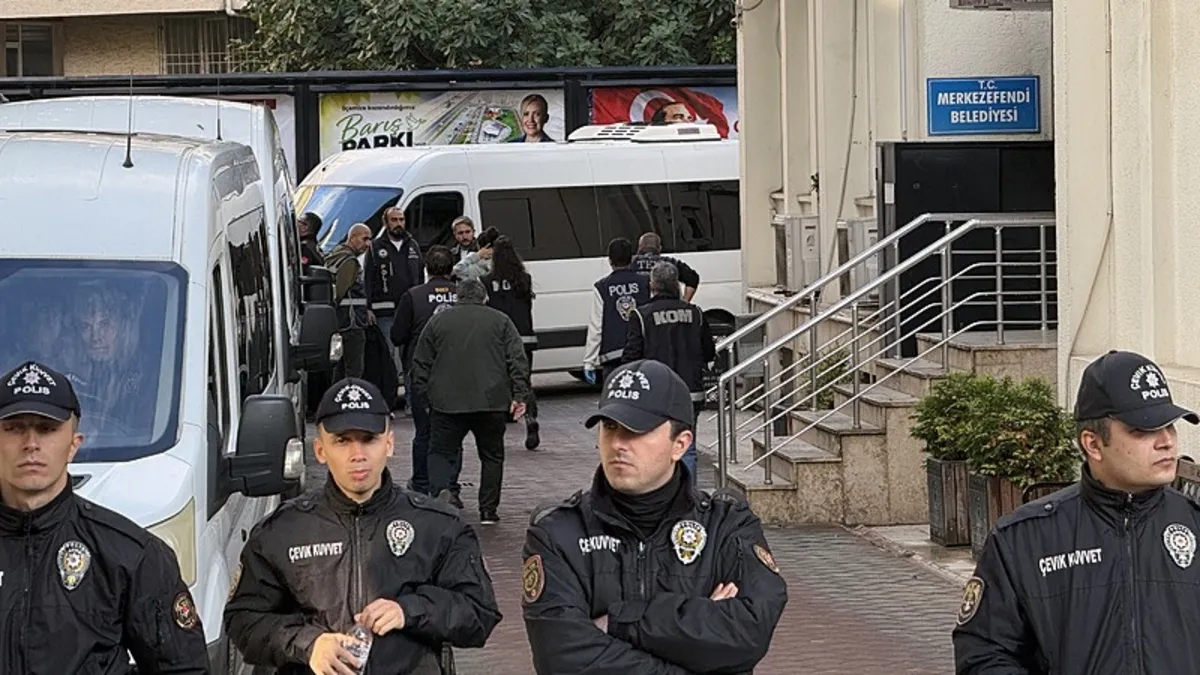 Denizli Merkezefendi Belediyesi'ne yönelik soruşturmada adliyeye sevk edilen 17 zanlıdan