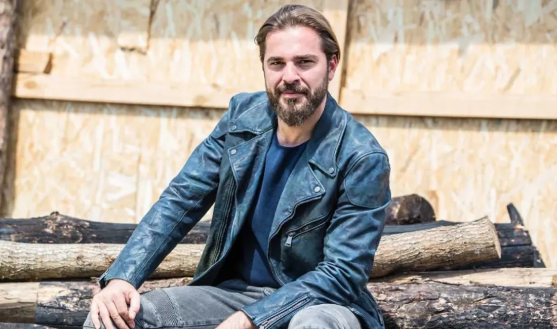 Ünlü oyuncu Engin Altan Düzyatan'ın 87 yaşında hayatını kaybeden babası