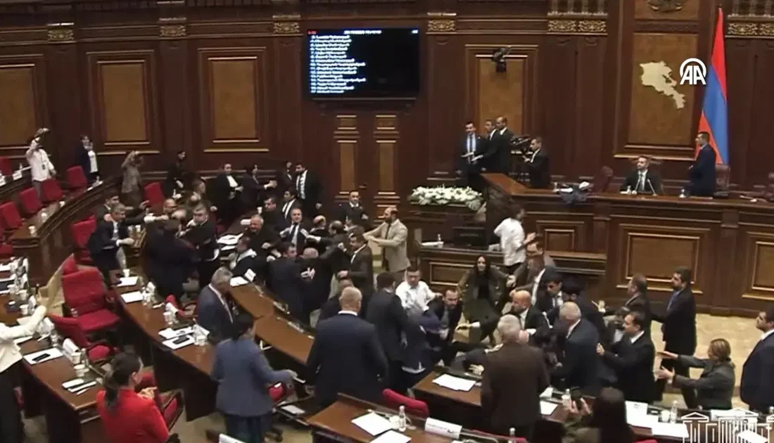 Ermenistan Parlamentosu'nda vekiller arasında çıkan sözlü tartışma tekmeli yumruklu kavgaya