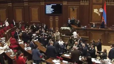 Ermenistan Parlamentosu'nda vekiller arasında çıkan sözlü tartışma tekmeli yumruklu kavgaya