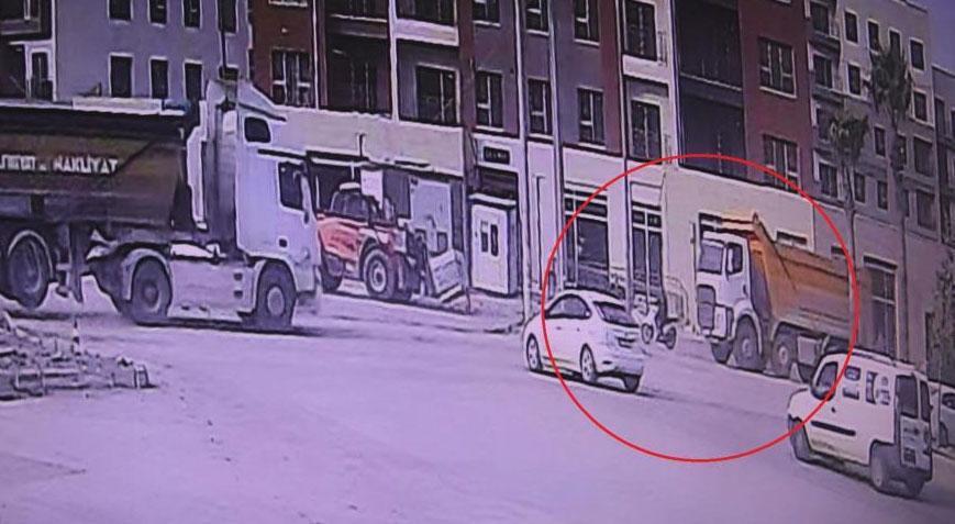 Hatay'ın Antakya ilçesinde dönüş sırasında hafriyat kamyonunun kör noktasına giren