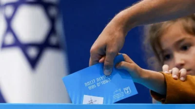 İsrail'deki kritik seçimlerde Netanyahu bloku öne geçse de 61 sandalyeye