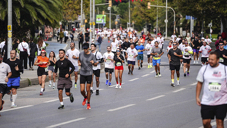 İstanbul'da düzenlenen geleneksel Cumhuriyet koşusuna katılan 3 bin 500 sporcu,