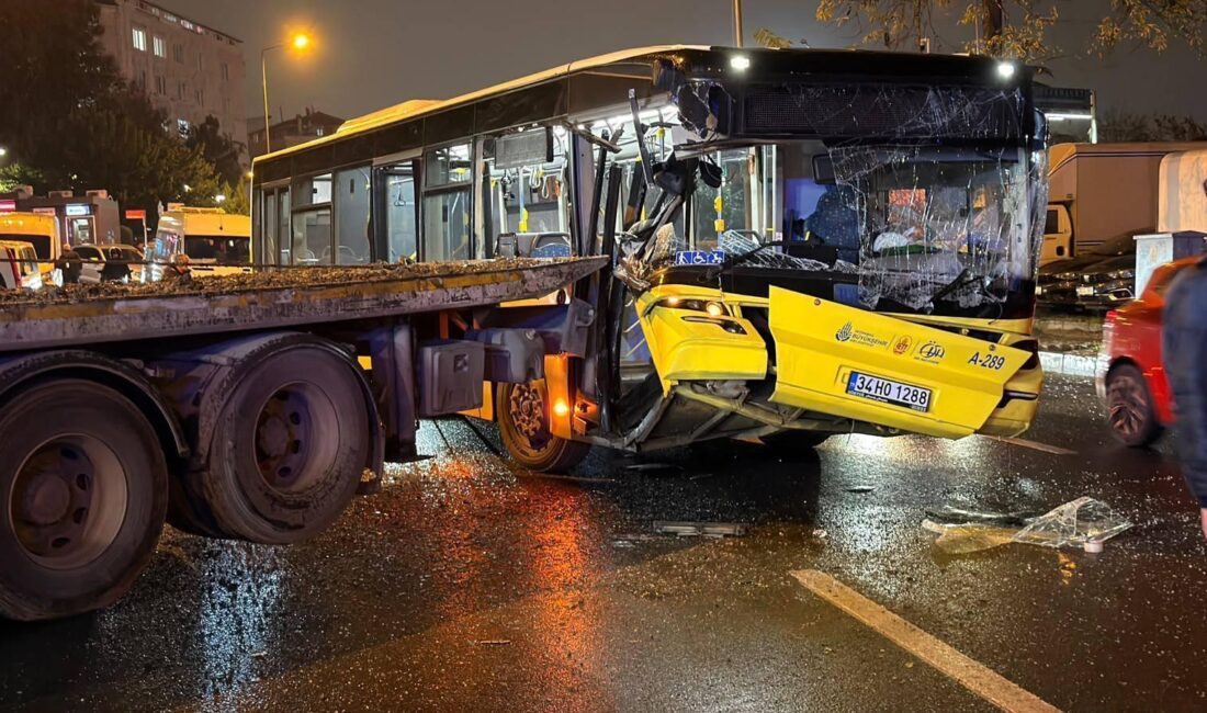 İstanbul'da Matbaacılar Caddesi'nde ilerleyen özel halk otobüsü, park halindeki çekiciye