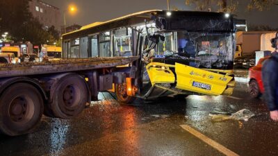 İstanbul'da Matbaacılar Caddesi'nde ilerleyen özel halk otobüsü, park halindeki çekiciye