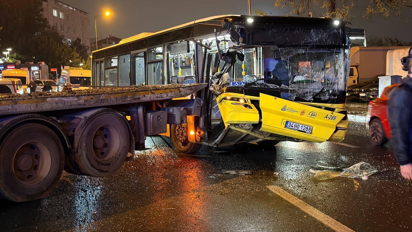 İstanbul'da Matbaacılar Caddesi'nde ilerleyen özel halk otobüsü, park halindeki çekiciye