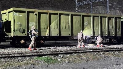 Eskişehir'den Kayseri'ye giden yük treninde nitrik asit sızıntısı tespit edildi.