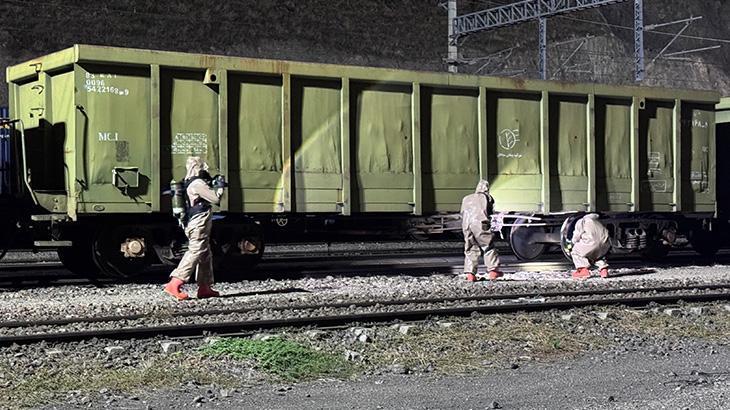 Eskişehir'den Kayseri'ye giden yük treninde nitrik asit sızıntısı tespit edildi.