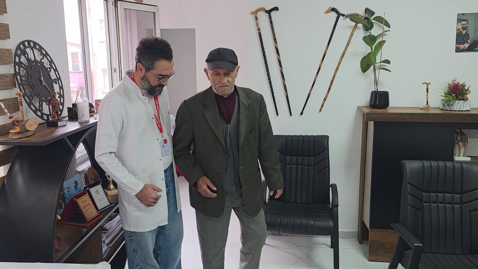Bacağının kesilmesi gerektiği söylenen 72 yaşındaki Ahmet Üstünkul, uygulanan biyo-bozunur