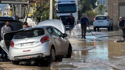 Mersin'de gece boyu süren şiddetli sağanak sele neden oldu; çok