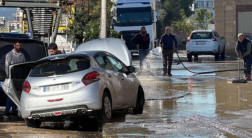 Mersin'de gece boyu süren şiddetli sağanak sele neden oldu; çok