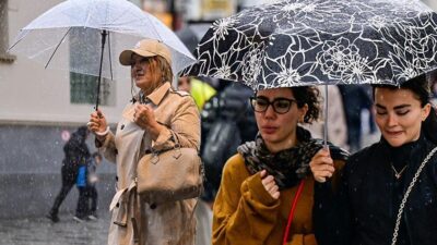 Meteoroloji 19 il için sarı kodlu uyarı yayımlarken İstanbul'da sağanak