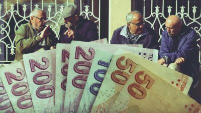 Hükümet, emeklilerin gelirini artırmak amacıyla refah payı ve en düşük