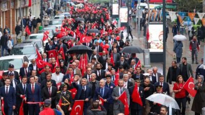 Cumhuriyetimizin 103. yılı kutlamaları Rize'de Atatürk Anıtı'na çelenk sunulmasıyla resmen