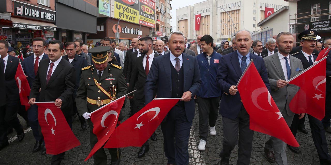 Rize'de Cumhuriyet Bayramı kutlamaları valilik önündeki resmi tören ve 100