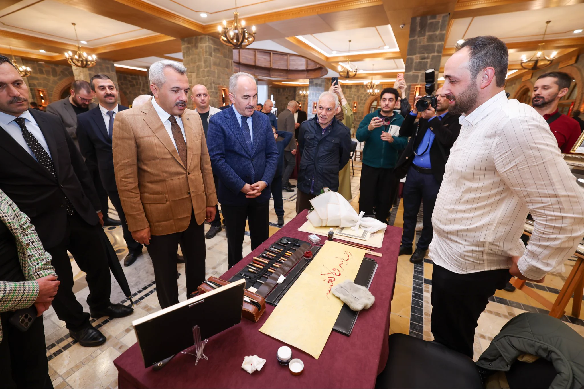 Rize'de kamu personelinin el emeğiyle hazırladığı yöresel el sanatları sergisi,