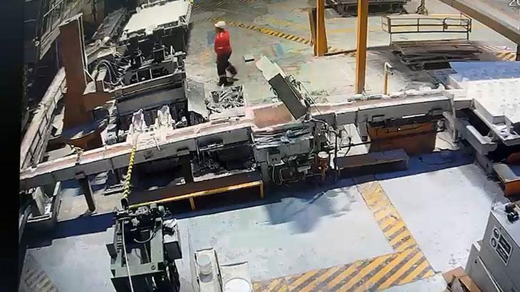 Sakarya'nın Akyazı ilçesindeki bir alüminyum fabrikasında 1 işçinin yaşamını yitirdiği