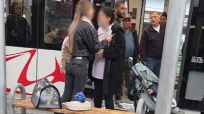 Samsun'da tramvayda seyahat eden otizmli çocuğun kediye dokunmasıyla başlayan tartışma