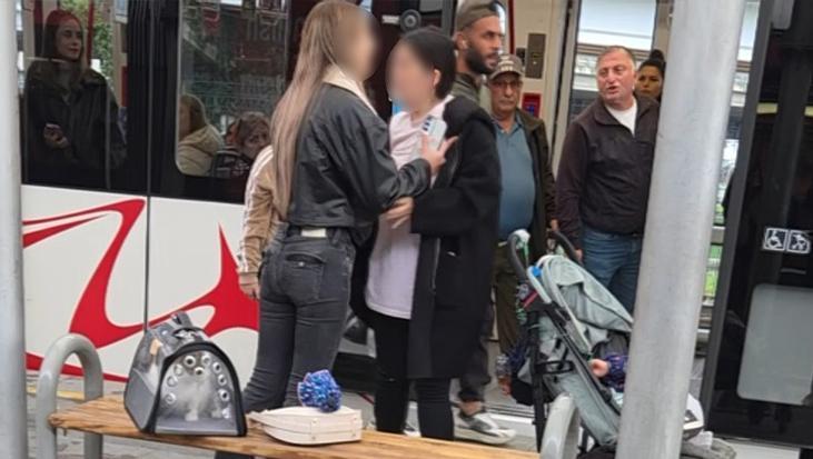 Samsun'da tramvayda seyahat eden otizmli çocuğun kediye dokunmasıyla başlayan tartışma