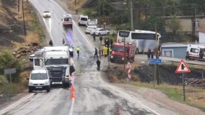 Şırnak'ın Hilal beldesinde yolcu otobüsü ile TIR'ın çarpıştığı feci kazada