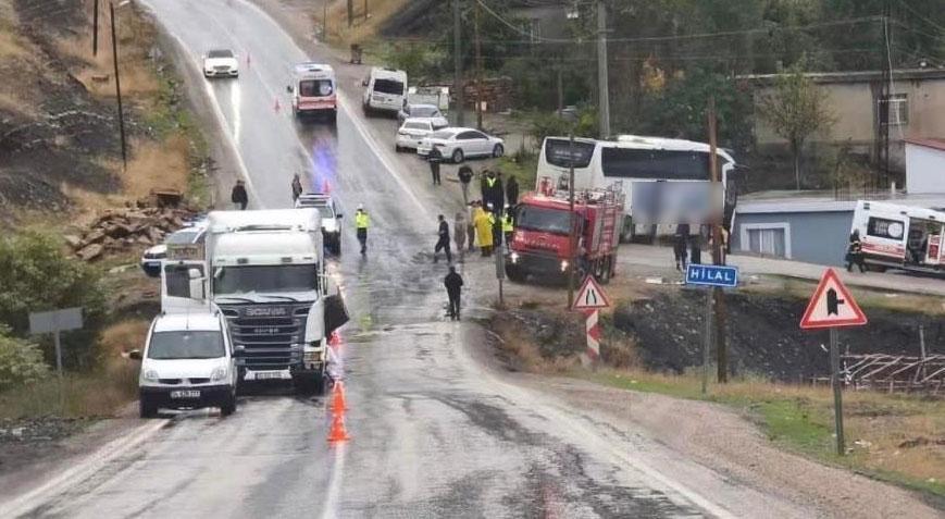 Şırnak'ın Hilal beldesinde yolcu otobüsü ile TIR'ın çarpıştığı feci kazada