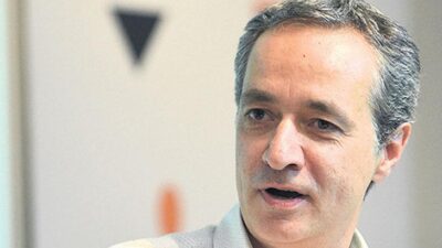 19 yaşındaki oğlunu kalp yetmezliğinden kaybeden yazar Cem Akaş, elektronik