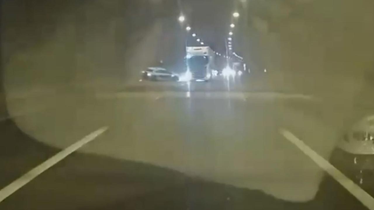 Bolu Dağı Tüneli'nde bir tırın çarpması sonucu takla atan otomobildeki